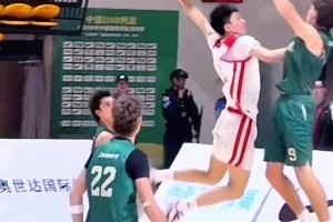 詹姆斯15岁高一视频 ：“长大后，想成为榜样.....