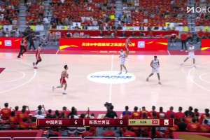 帅气1打3！胡金秋内线接球 在对手三人包夹前转身勾手命中！